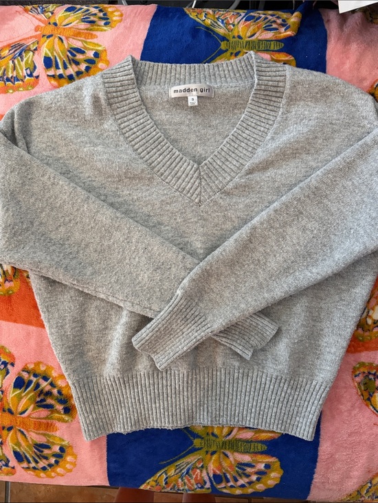 Madden Girl Sweaters - 🤍 Madden Girl Gray V-Neck Sweater – Size Small 🤍